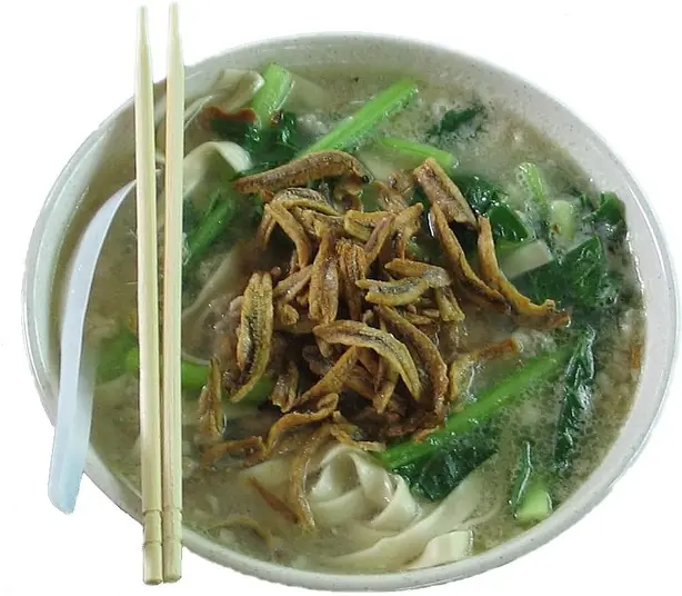 Foto von Hakka-Banmian mit Fischsoße und Gemüse – fertig angerichtet