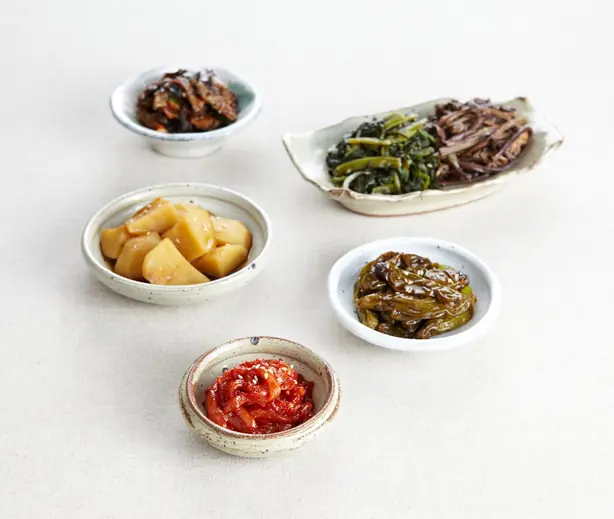 Foto von Koreanische Banchan-Beilagen-Mischung – fertig angerichtet