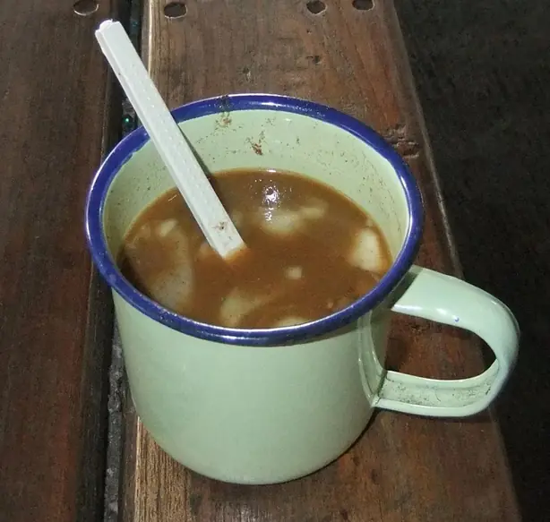 Foto von Sundanesischer Bandrek mit Zimt & Ingwer – fertig angerichtet