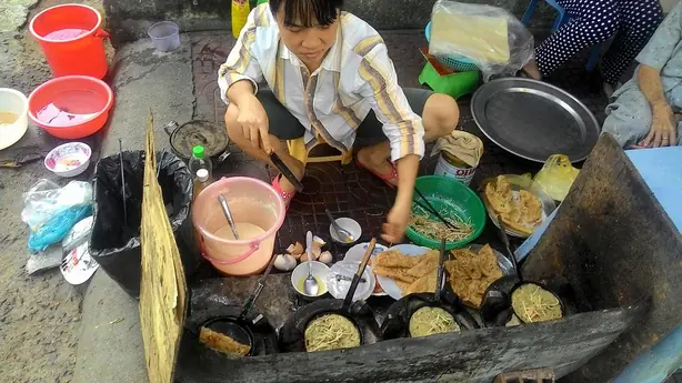 Foto von Vietnamesische Bánh Xèo mit Garnelen – fertig angerichtet