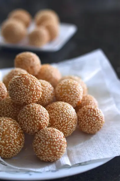 Foto von Vietnamesische Sesamkugeln Bánh rán – fertig angerichtet