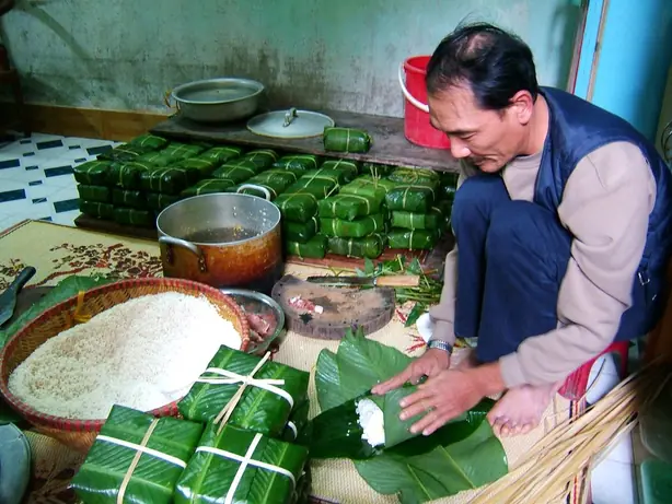 Foto von Vietnamesischer Bánh Chưng – Reiskuchen zum Neujahr – fertig angerichtet