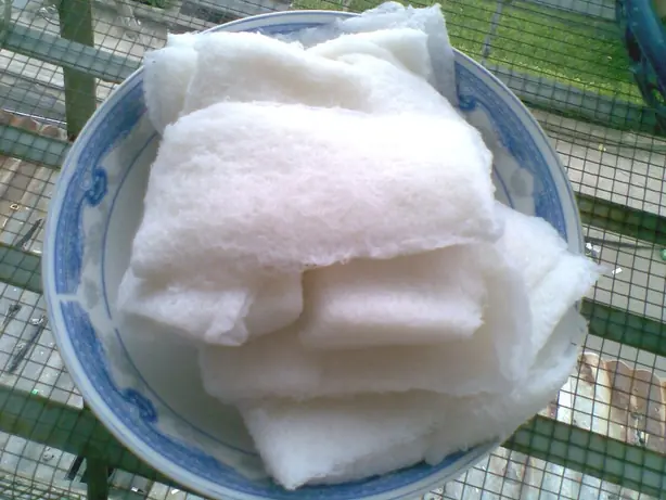 Foto von Vietnamesische Bánh hỏi mit Knoblauchzwiebeln – fertig angerichtet