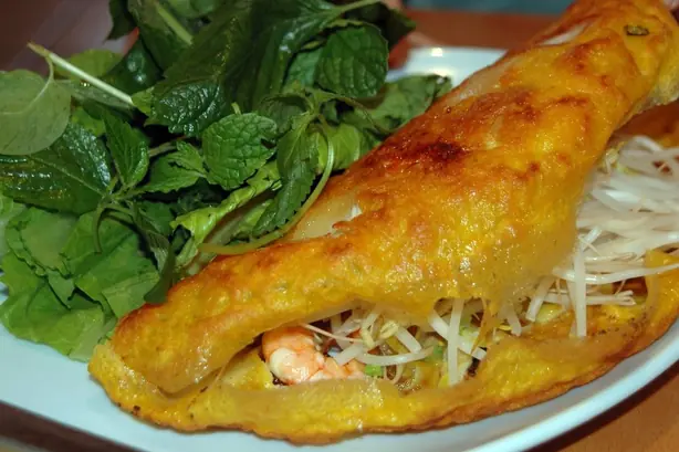 Foto von Vietnamesische Bánh xèo Pfannkuchen – fertig angerichtet