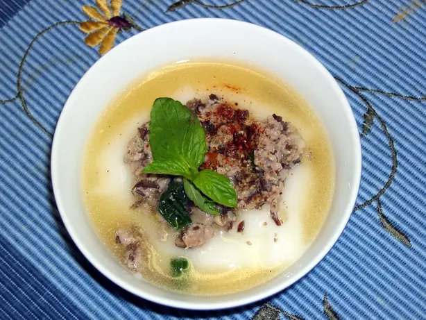 Foto von Vietnamesischer Bánh đúc mit Schweinefleisch – fertig angerichtet