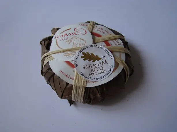 Foto von Französischer Banon-Käse mit Kastanienblatt – fertig angerichtet