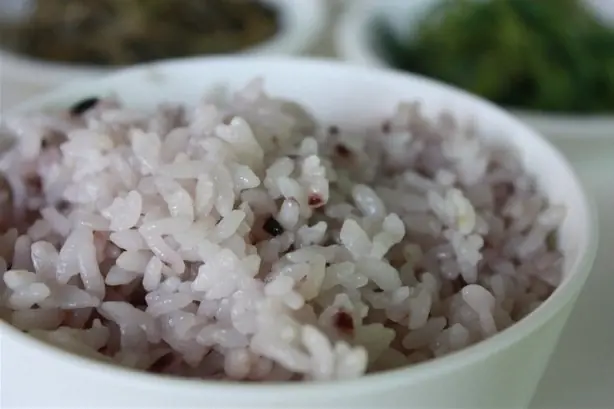 Foto von Koreanisches Sotbap (Steintopf-Reis) – fertig angerichtet