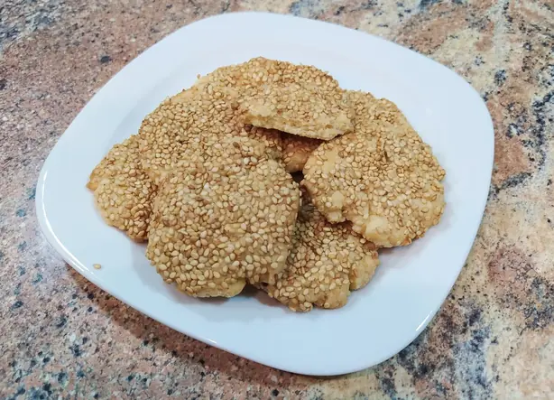 Foto von Syrische Barazek mit Sesam & Pistazien – fertig angerichtet