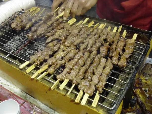 Foto von Uigurische Lammspieße Chuan – fertig angerichtet