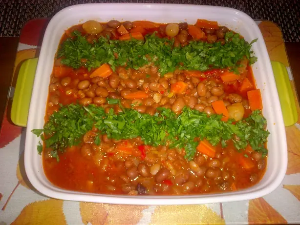 Foto von Türkische Barbunya Pilaki mit Olivenöl – fertig angerichtet