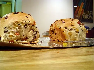 Foto von Irish Barmbrack – Halloween-Fruchtbrot – fertig angerichtet