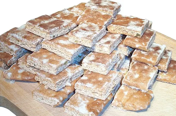 Foto von Basler Läckerli – Schweizer Gewürzplätzchen – fertig angerichtet