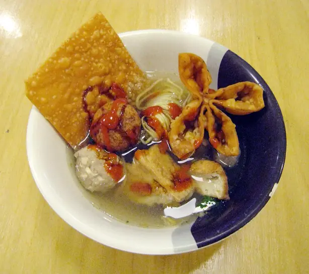 Foto von Indonesische Gemüse-Puffer Bakwan Sayur – fertig angerichtet