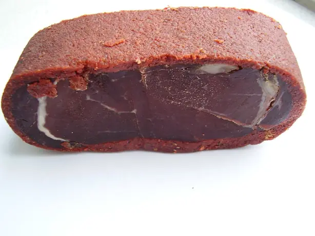 Basturma or Pastroma from Armenia 1 – Foto: RosarioVanTulpe (PUBLIC DOMAIN)