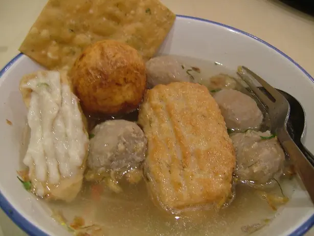 Foto von Indonesische Batagor mit Erdnusssoße – fertig angerichtet