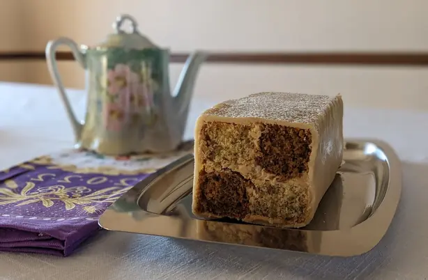 Foto von Englischer Battenberg-Kuchen klassisch – fertig angerichtet