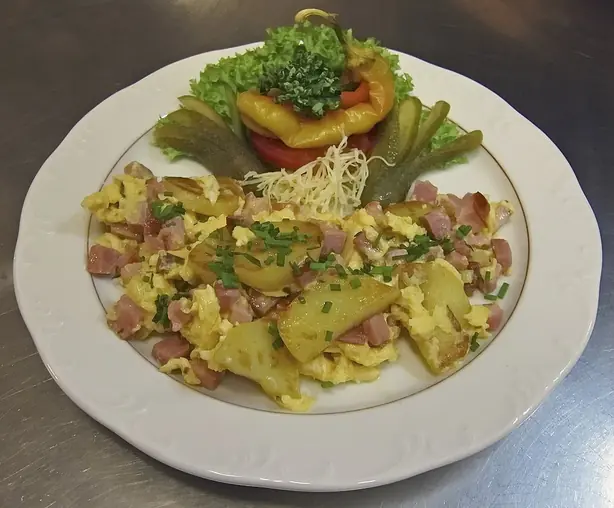 Foto von Deutsches Bauernfrühstück klassisch – fertig angerichtet