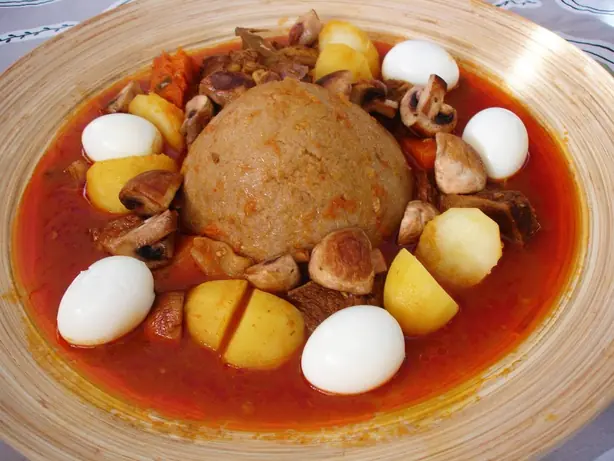 Foto von Libysches Bazin mit Tomatensoße – fertig angerichtet