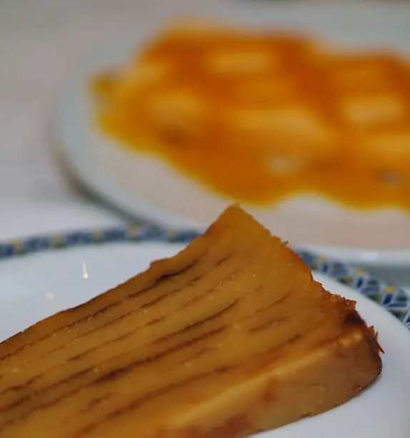 Foto von Goanisches Bebinca-Kuchen mit Kokos – fertig angerichtet