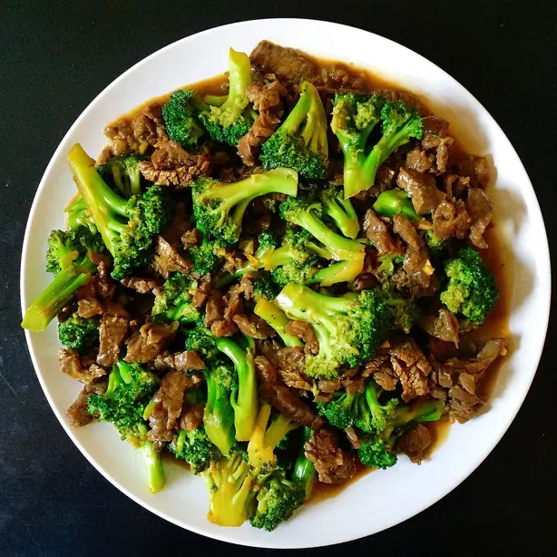 Foto von Amerikanisch-chinesisches Rindfleisch mit Brokkoli – fertig angerichtet