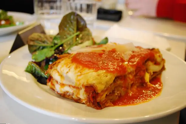 Foto von Klassische Lasagne al forno (3) – fertig angerichtet