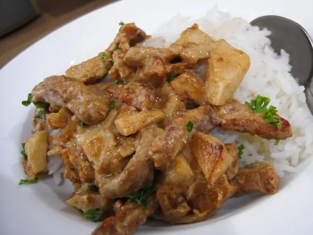 Foto von Klassisches Bœuf Stroganoff – fertig angerichtet