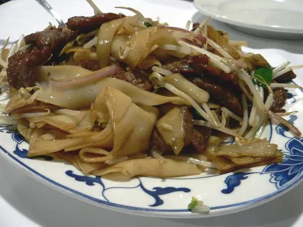Foto von Kantonesisches Beef Chow Fun – fertig angerichtet