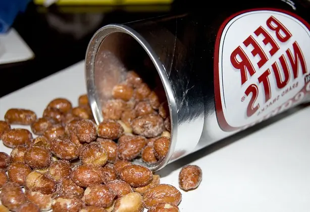 Foto von Amerikanische Beer Nuts Snacknüsse – fertig angerichtet