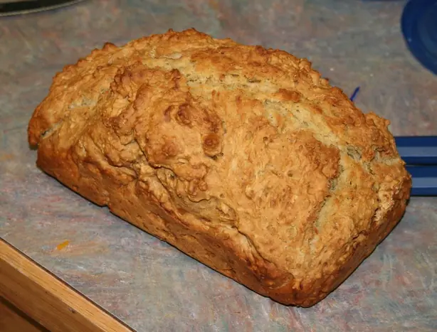 Foto von Schnelles Bierbrot mit Kräutern – fertig angerichtet