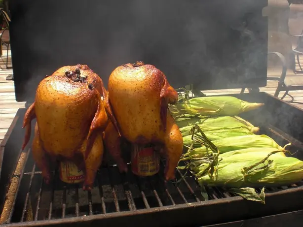 Foto von Amerikanisches Beer Can Chicken – fertig angerichtet