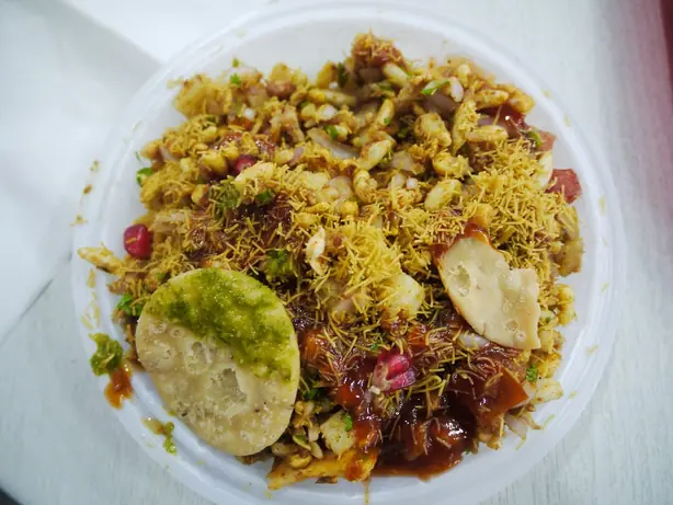 Foto von Mumbaier Bhel Puri mit Tamarinden-Chutney – fertig angerichtet