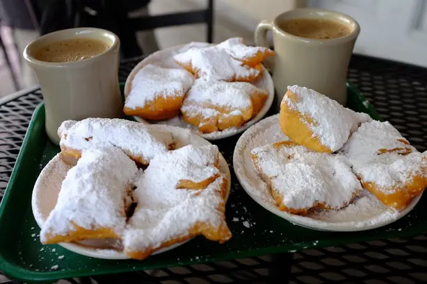 Foto von New Orleans Beignets mit Puderzucker – fertig angerichtet