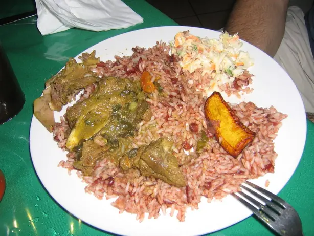 Foto von Belizeanisches Hühnerstew mit Reis – fertig angerichtet