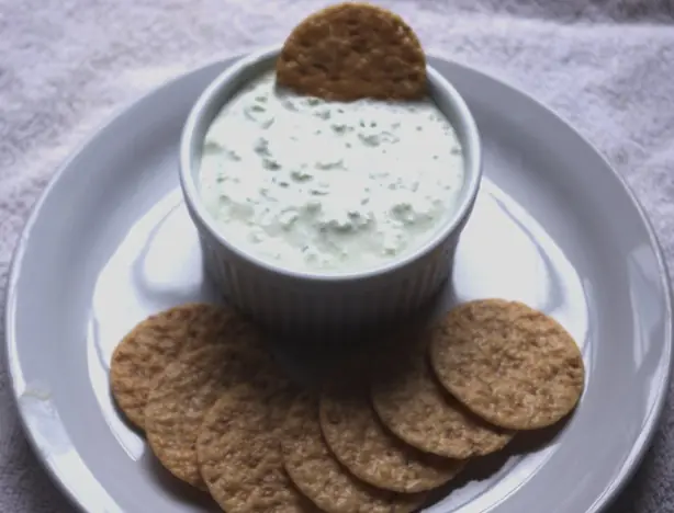Foto von Klassischer French Onion Dip mit Chips – fertig angerichtet