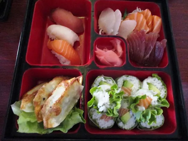 Foto von Klassische Japanische Bentō-Box – fertig angerichtet