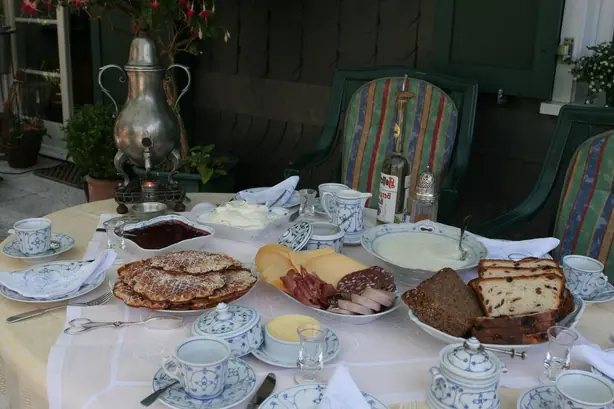 Foto von Klassische Bergische Kaffeetafel – fertig angerichtet