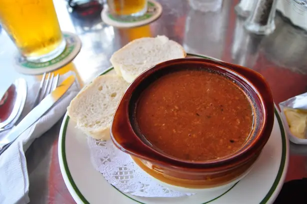 Foto von Bermudische Fischsuppe mit Rum – fertig angerichtet
