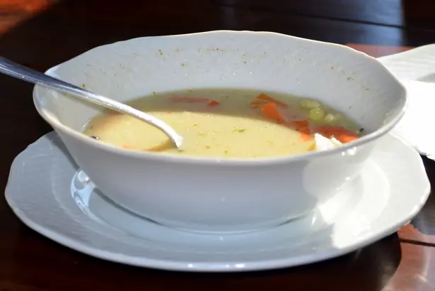 Foto von Österreichische Kümmelsuppe klassisch – fertig angerichtet