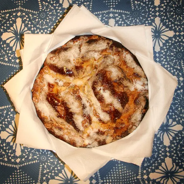 Foto von Rumänischer Nuss-Cozonac – fertig angerichtet