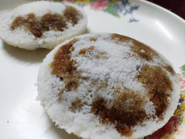 Foto von Bengalisches Dampf-Reiskuchen Bhapa Pitha – fertig angerichtet