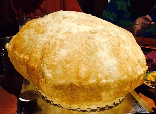 Foto von Punjabisches Bhatura mit Joghurt – fertig angerichtet