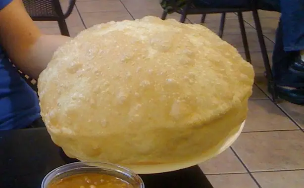 Foto von Indisches Bhatura Fladenbrot – fertig angerichtet