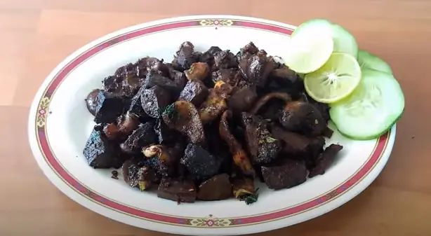 Foto von Nepalesisches Bhutan mit Ziegeninnereien – fertig angerichtet