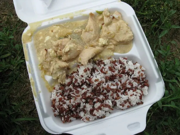 Foto von Bhutanisches Ema Datshi mit Chilis und Käse – fertig angerichtet