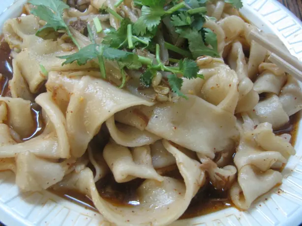 Foto von Chinesische Biangbiang-Nudeln Xi'an – fertig angerichtet