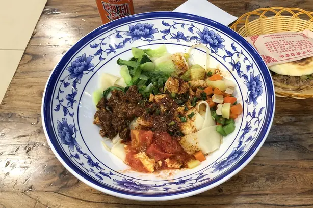 Biang Biang Noodles at Qintangyizhan, Tianzhu, Beijing (20200412133323) – Foto: N509FZ (CC BY-SA 4.0)