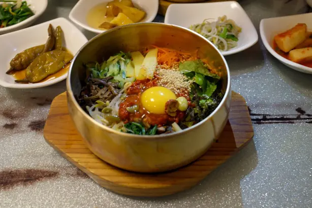 Foto von Koreanisches Bibimbap mit Rindfleisch – fertig angerichtet