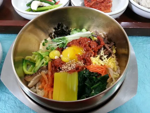 Foto von Klassisches Koreanisches Bibimbap (2) – fertig angerichtet