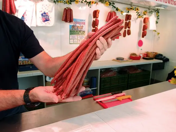 Foto von Norddeutsche Wattwurm Mettwurst hausgemacht – fertig angerichtet