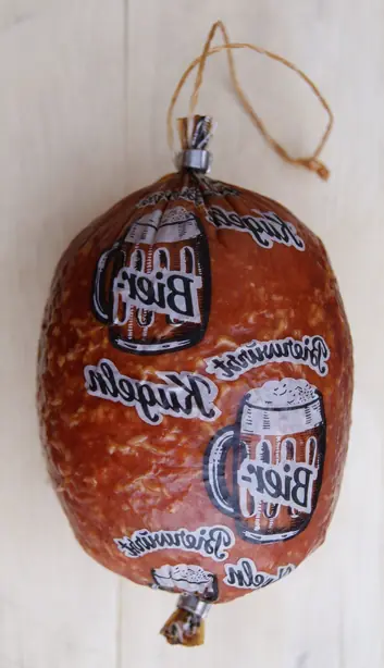 Foto von Hausgemachte Bierkugel Bierwurst-Art – fertig angerichtet